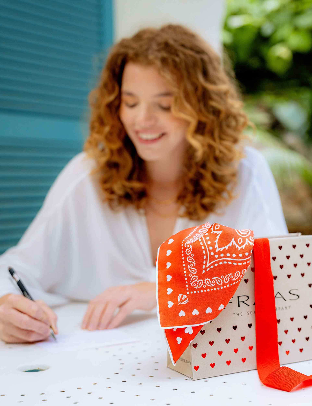 Geschenkset Seiden-Nickituch mit Paisley-Design, Geschenktasche und Grußkarte