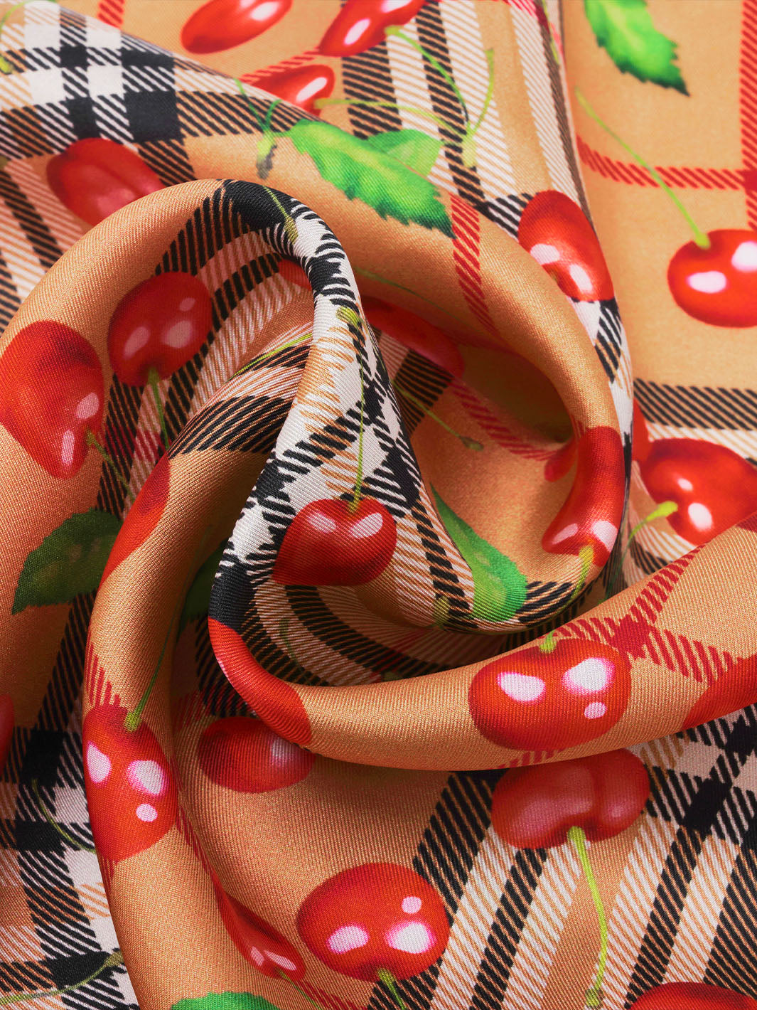 Nahaufnahme des Nickituchs mit FRAAS Plaid Karo und Kirschen-Print aus reiner Seide 612028.