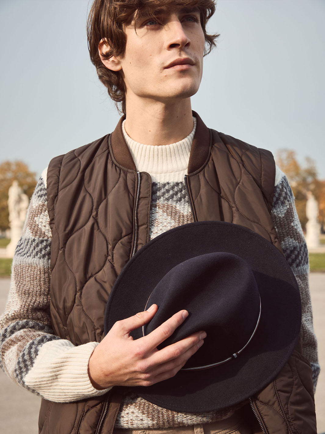 Mann hält sich einen bugatti Filzhut vor die Brust