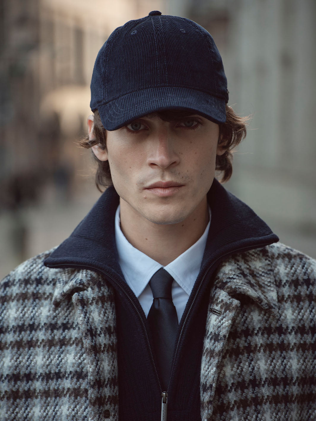 Nahaufnahme eines Mannes mit bugatti-Baseballkappe am Kopf