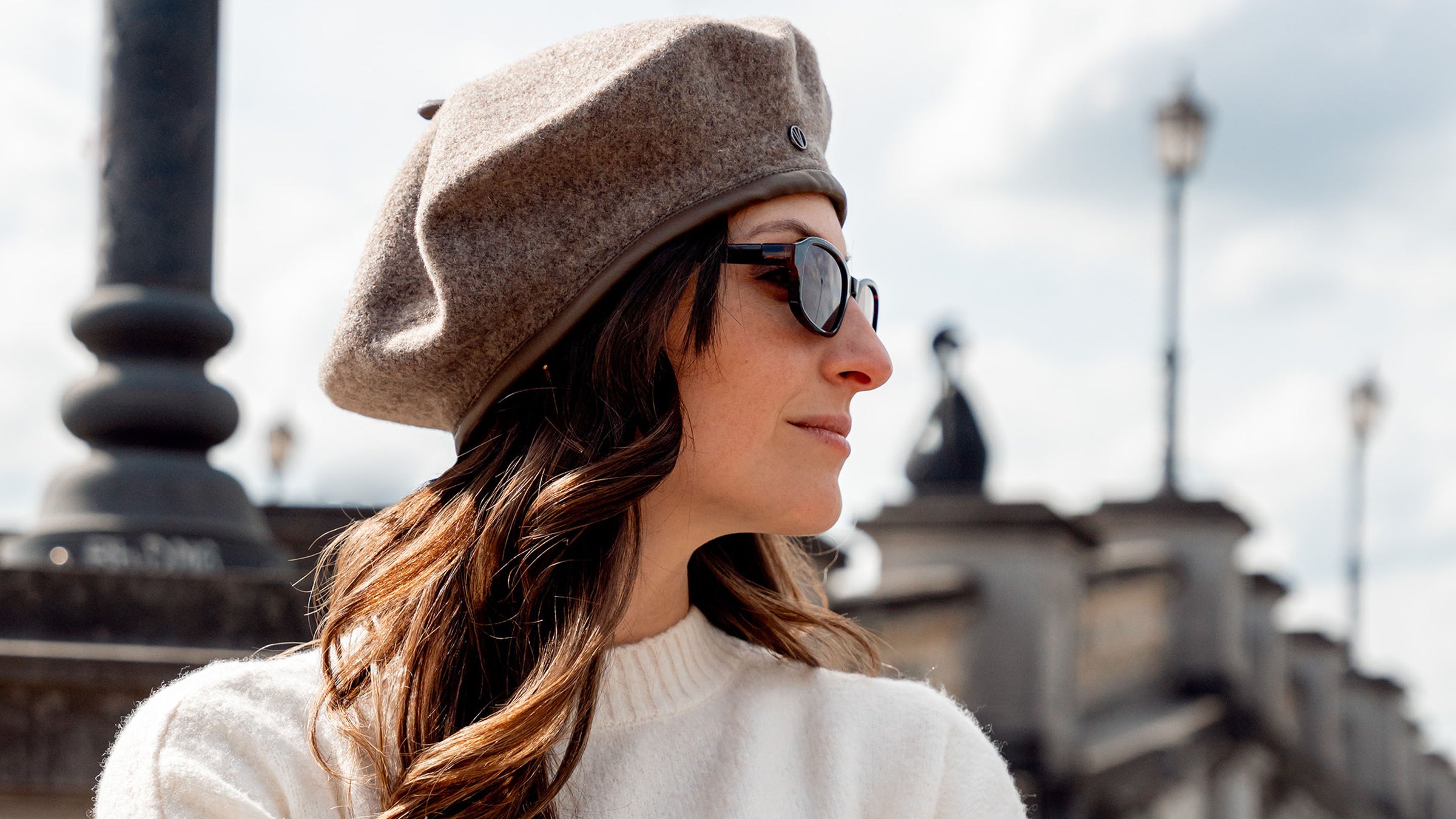 seitliche Nahaufnahme einer Frau mit LOEVENICH Baskenmütze am Kopf
