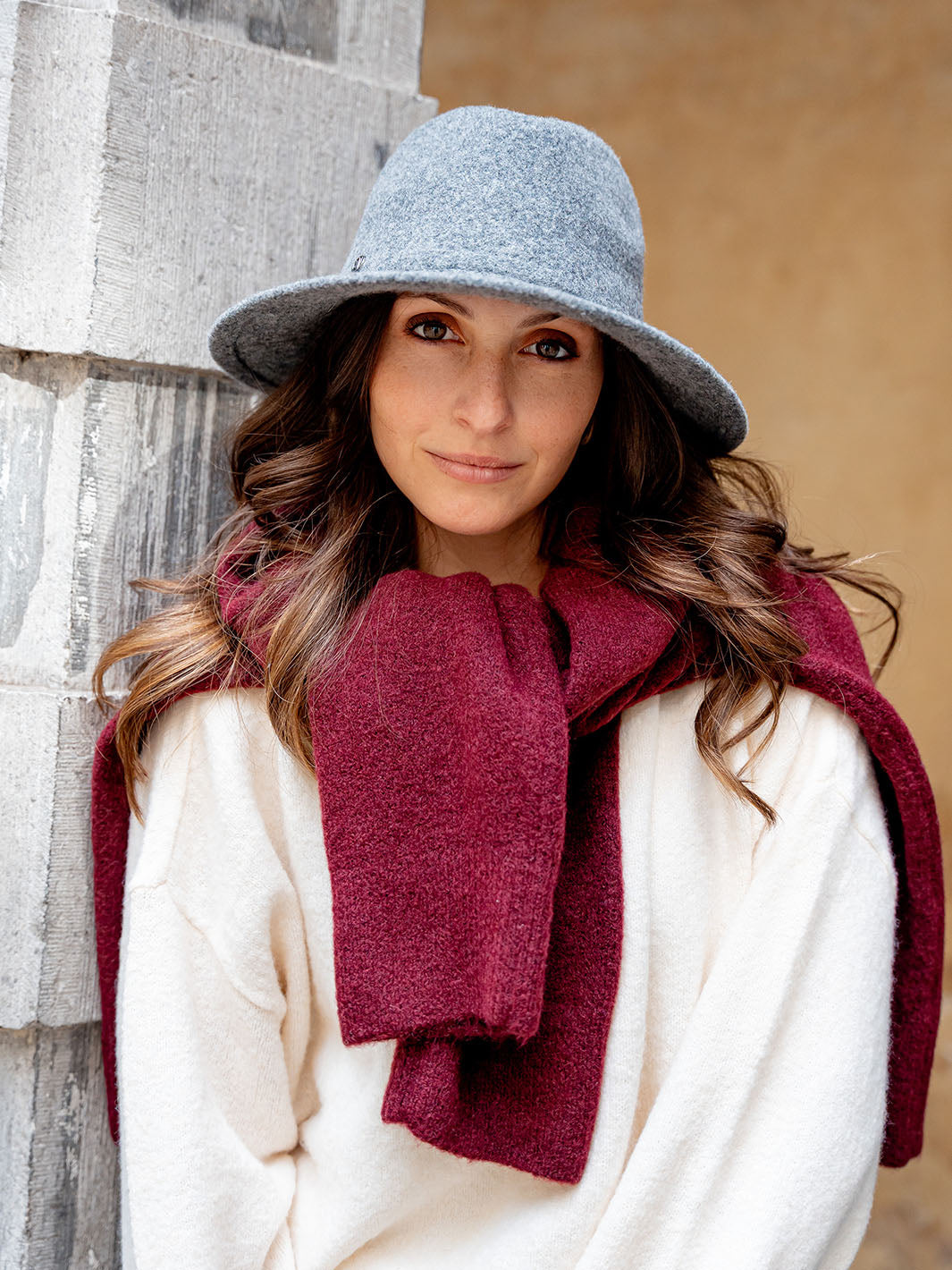 Frau mit LOEVENICH Filzhut sieht in die Kamera