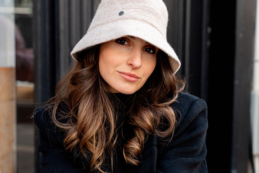 Nahaufnahme einer Frau mit hellem Filzhut am Kopf