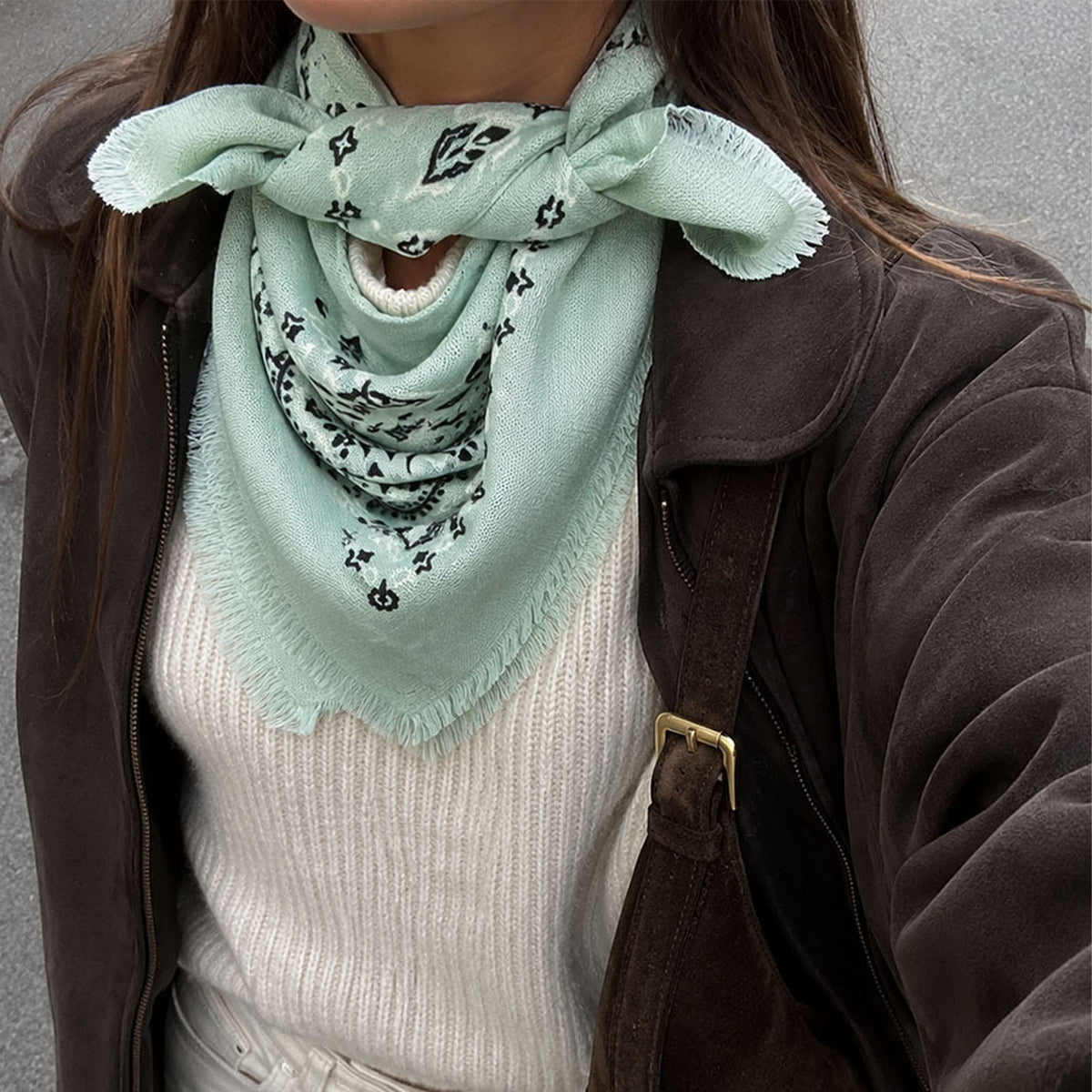 Selfie einer Frau, die das Kaschmir-Nickituch mit Paisley-Design 684331 um den Hals trägt.