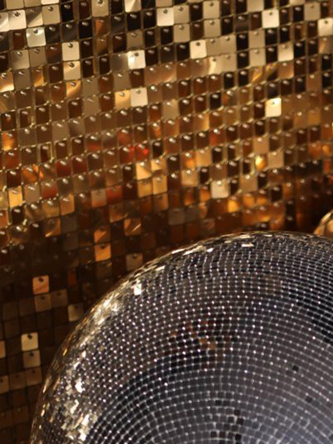 Nahaufnahme einer glitzernden Discokogel