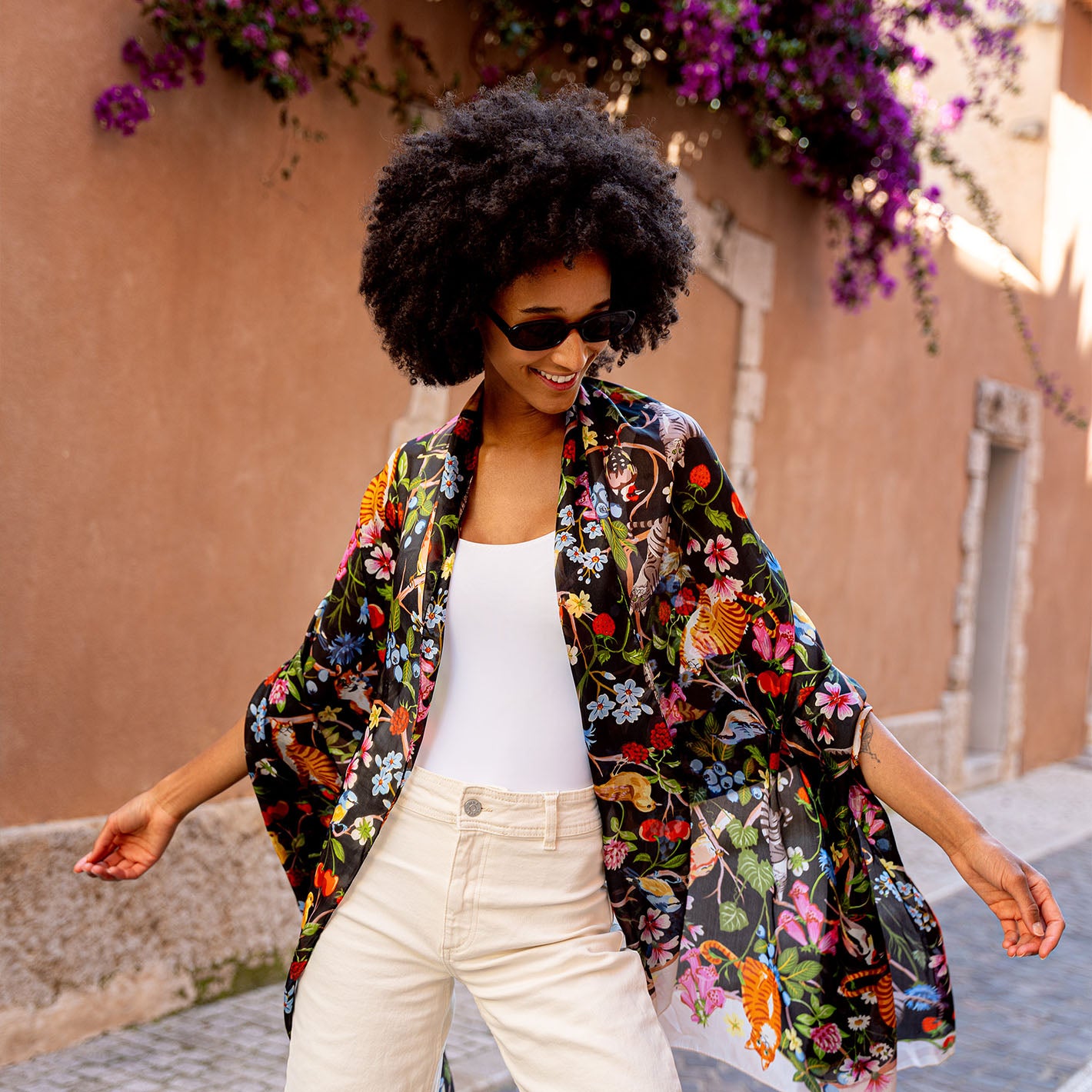 Frau läuft durch die Stadt und hat sich die Seiden-Stola 622009 um die Schultern gelegt.