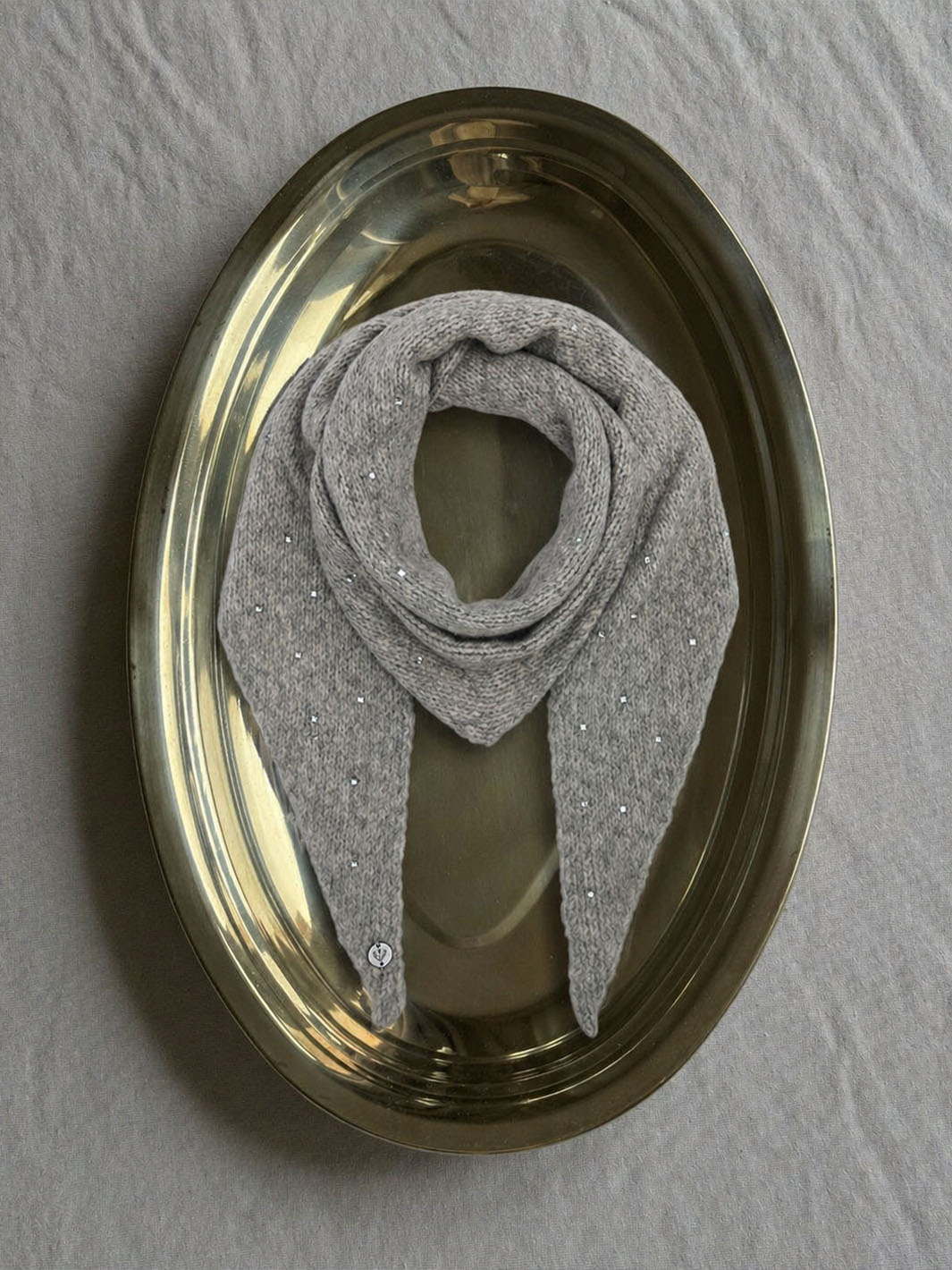 Meliertes Dreieckstuch mit Strass-Steinchen 667279 drapiert auf einem goldenen Tablett.