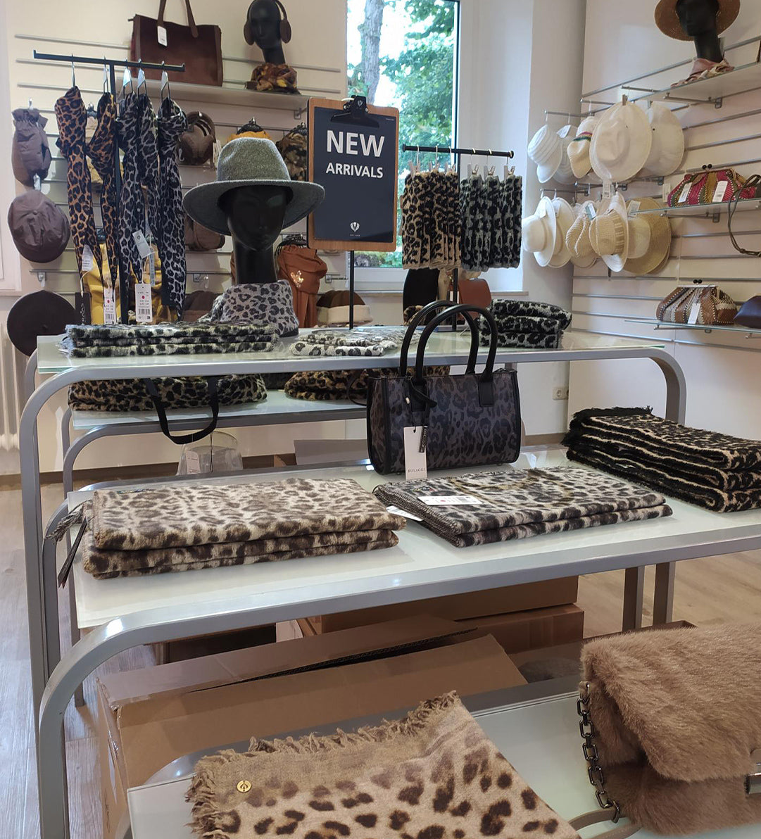 Hüten und Schals im Outlet Wüstenselbitz