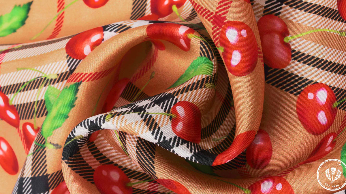 Nahaufnahme Nickituch mit FRAAS Plaid Karo und Kirschen-Print aus reiner Seide 612028