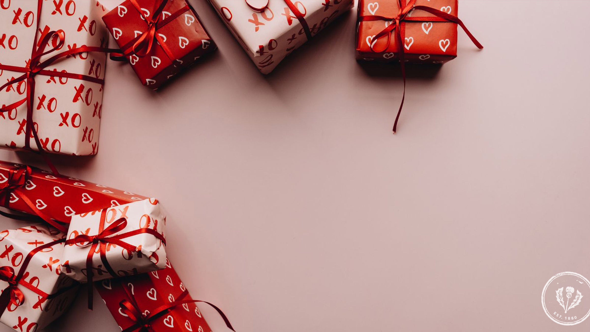 kleine, durcheinander gewürfelte Geschenke in roter und weißer Geschenkverpackung