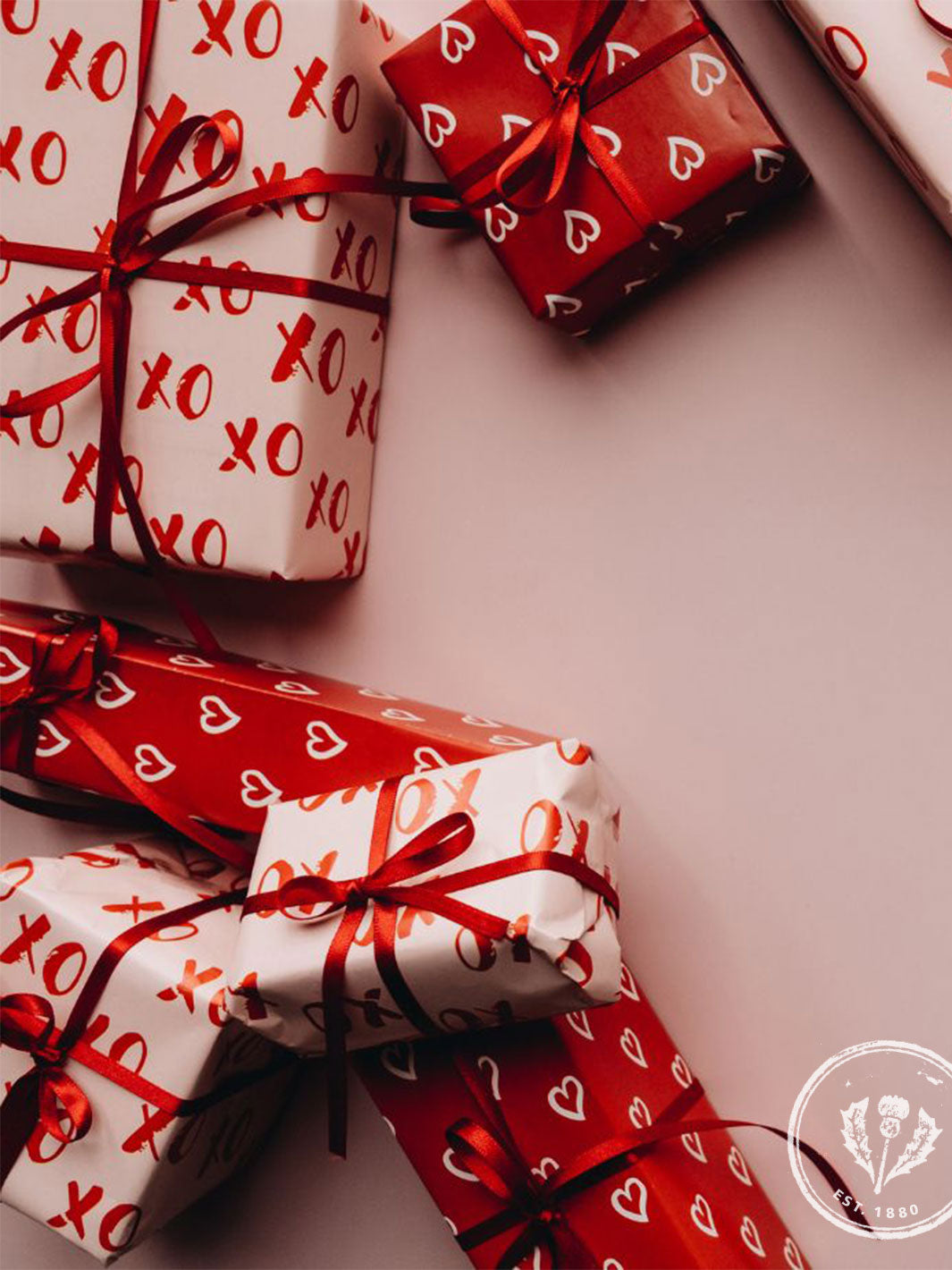 kleine, durcheinander gewürfelte Geschenke in roter und weißer Geschenkverpackung