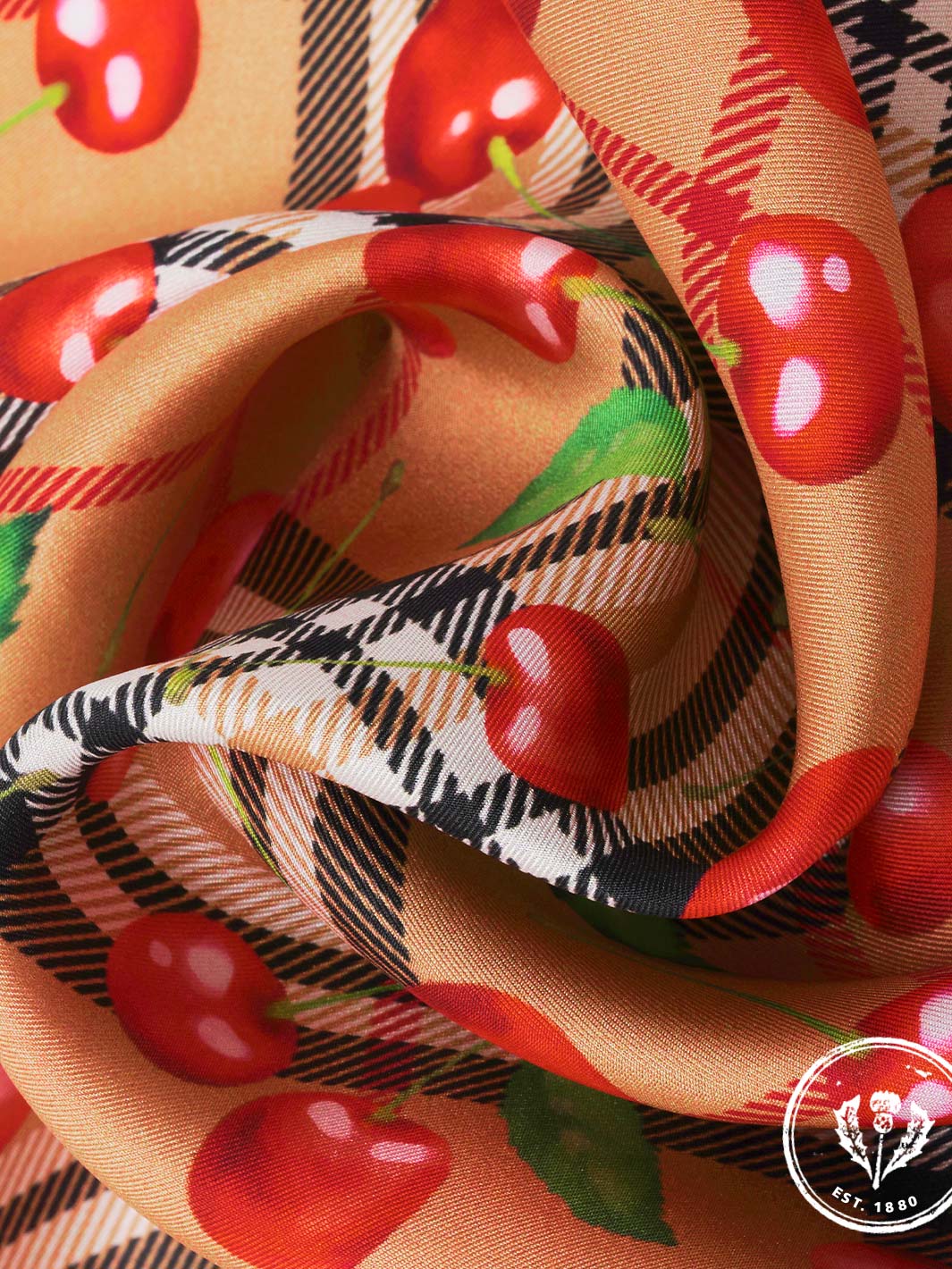 Nahaufnahme Nickituch mit FRAAS Plaid Karo und Kirschen-Print aus reiner Seide 612028