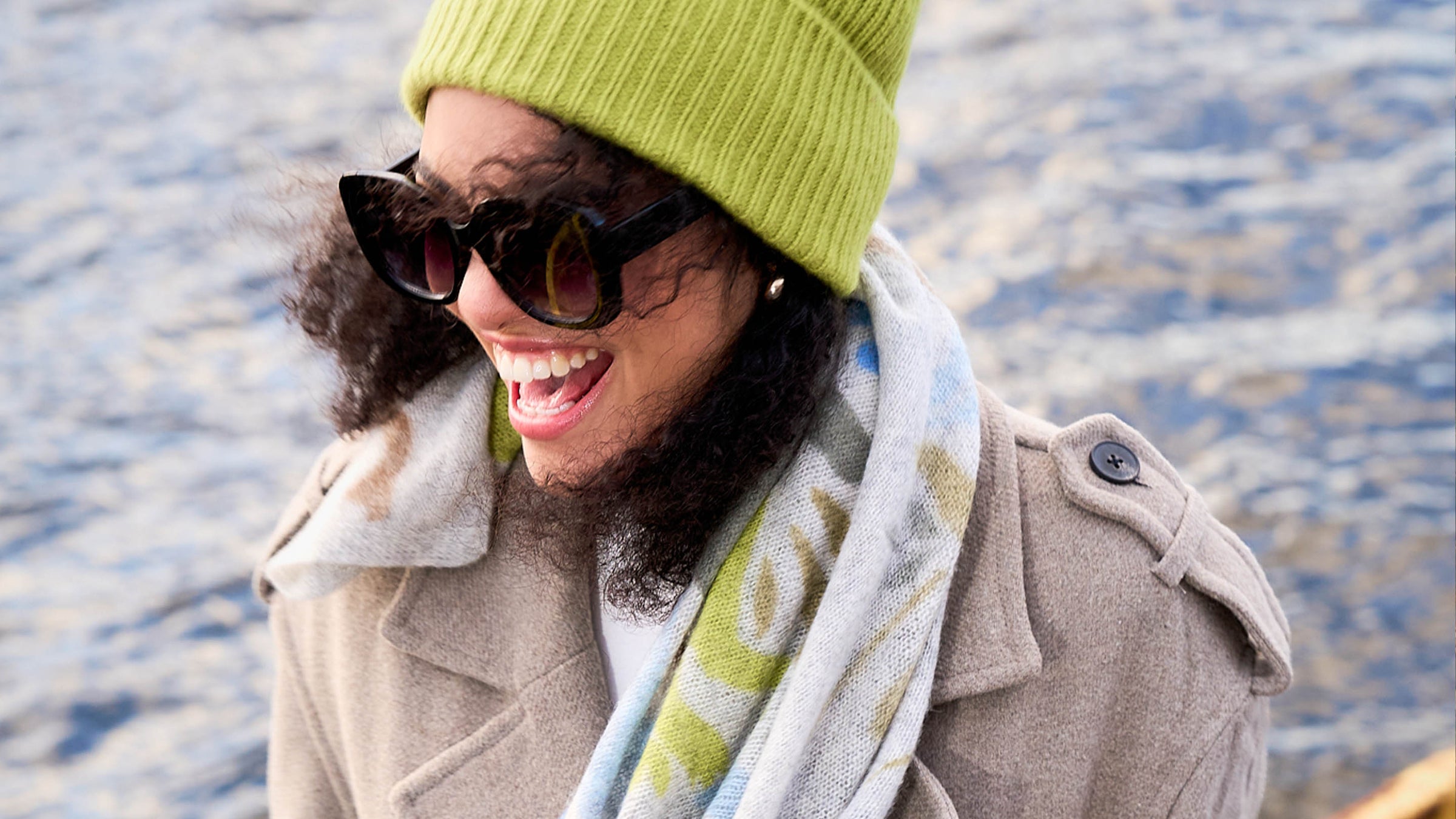 Nahaufnahme Frau mit Sonnenbrille, Strickschal und passender Mütze