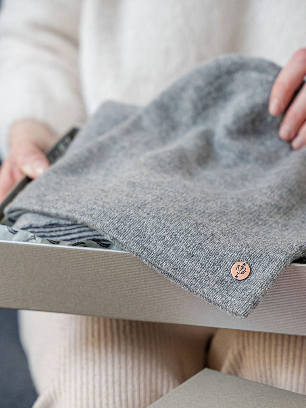 FRAAS Strickmütze aus reinem Kaschmir 684304 in einem Geschenkkarton